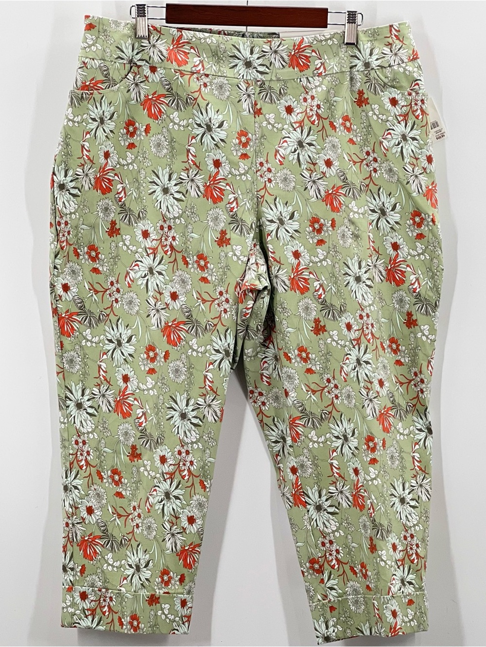 J041 Women's Cato’s Floral Stretch Capri Pants - Light Green Floral NWT